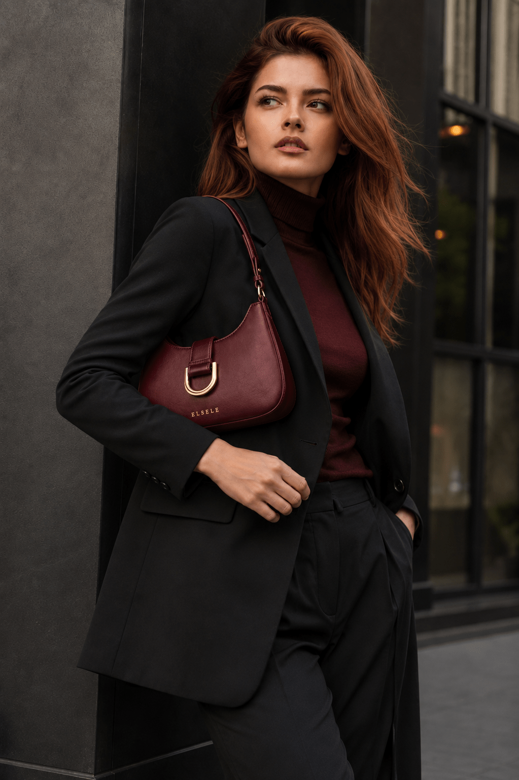 ELSELE Bordeaux Damentasche – elegantes Styling Bordeauxrote ELSELE Damentasche kombiniert mit einem eleganten grauen Damen-Outfit