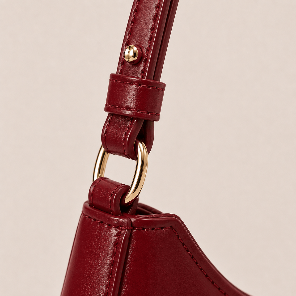 ELSELE Schultertasche – Riemen und goldfarbene Beschläge Detail des Schulterriemens mit goldfarbenen Beschlägen an der ELSELE Handtasche