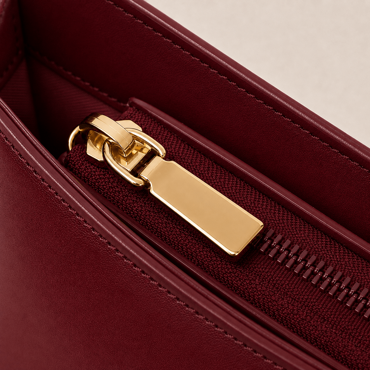 ELSELE Tasche – Reißverschluss und Innenfach Detailaufnahme des Reißverschlusses und Innenfachs der bordeauxroten ELSELE Tasche